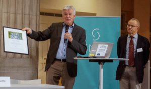Smers ordförande Kjell Asplund och 2017 års etikpristagare Peter Strang