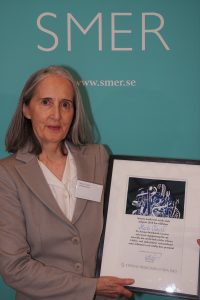 2018 års etikpristagare Marie Chenik med diplom i handen.