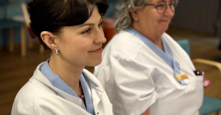 Vårdpersonal lyssnar på föredrag i Umeå