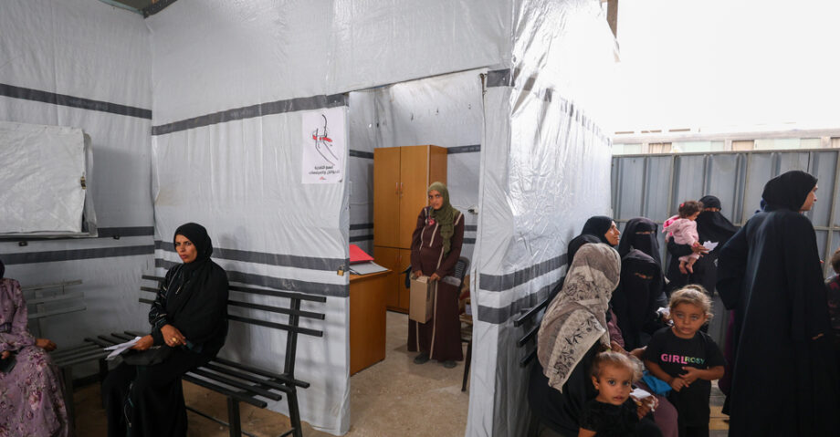 Kvinna står i ett tält där Läkare utan Gränser hjälper patienter med undernäring.